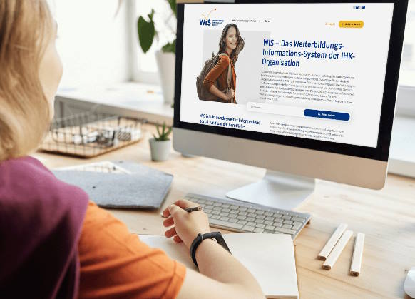 Person am PC benutzt das WIS-Portal